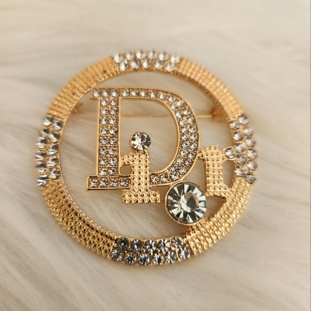 gold sparkly brooch